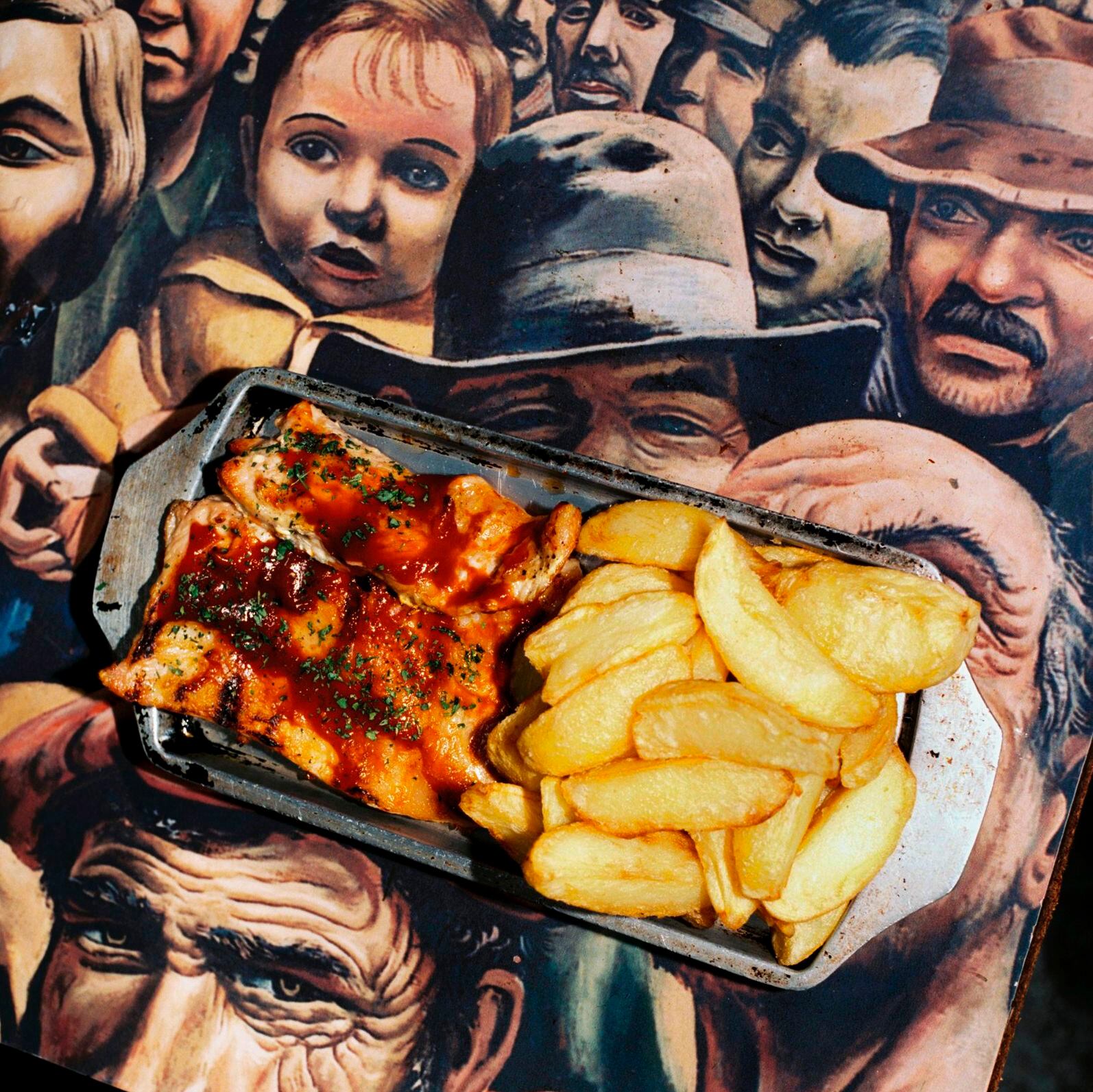 Los platos del Perón Perón tienen nombres de fantasía. La pechuga con panceta crocante, papas al romero, rúcula y chutney de cebolla se titula “A poner el pecho”. Se puede acompañar con un “Stalin” (Caipiroska) o con un “Lula” (Caipirinha). 