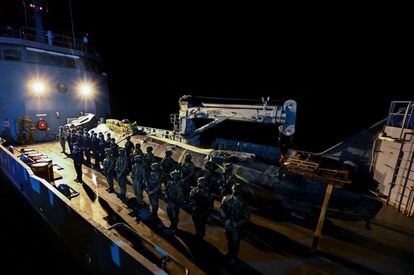 Infantes de marina colombianos hacen fila junto al submarino incautado en Buenaventura, Colombia el 20 de marzo.