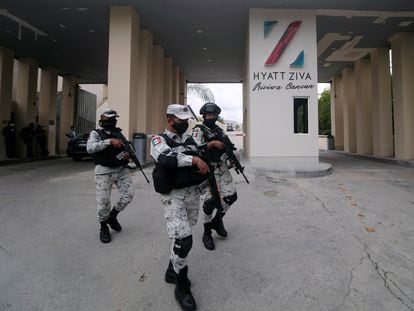 Miembros de la Guardia Nacional vigilan la entrada del hotel Hyatt Ziva tras la irrupción de un comando armado en la Riviera Maya.