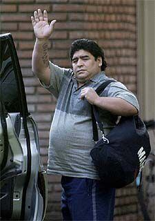 Maradona saluda tras abandonar el hospital psiquiátrico.