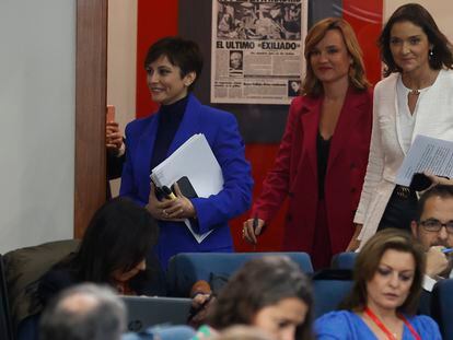 De izquierda a derecha, Isabel Rodríguez, Pilar Alegría y Reyes Maroto llegan a la rueda de prensa tras el Consejo de Ministros, este lunes en La Moncloa.