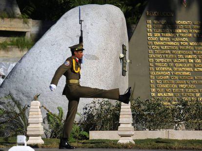 Guardia ante el memorial donde reposan los restos de Fidel Castro en Santiago de Cuba