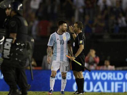 Messi, al final del partido contra Chile, cuando insultó al juez de línea.
