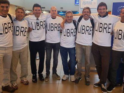 El grupo de amigos argentinos, antes de partir a Nueva York, en el aeropuerto de Rosario.
