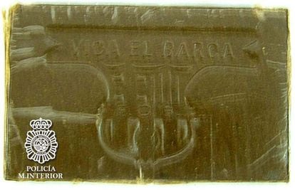 Imagen de una de las 'fichas' de hachís intervenidas por la Policía, con el escudo del Barcelona grabado.