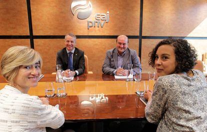 Pilar Zabala y Nagua Alba, de Podemos, reunidos este viernes con Urkullu y Ortuzar en la sede del PNV.