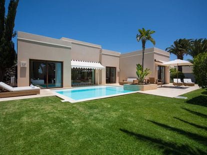 Piscina y una de las habitaciones (abajo) del Alondra Villas & Suites, en Lanzarote.