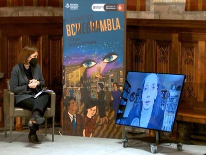 La periodista Anna Guitart i, en pantalla, l'escriptora Joyce Carol Oates, en l'acte d'entrega del premi Pepe Carvalho.