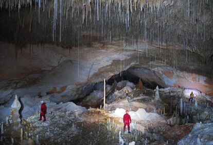Los investigadores analizan las formaciones de la cueva Vallgomera (Mallorca) para su investigación de paleoclima