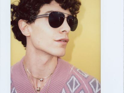 El modelo mallorquín Javier Darder usa jersey Dior Men, anillos, collares y gafas de sol Bvlgari.
