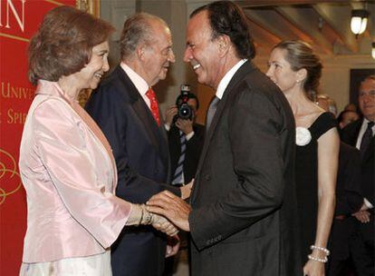 Los Reyes, con Julio Iglesias y su mujer, Miranda, en Miami.
