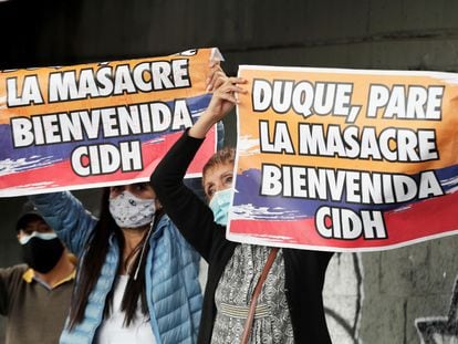 Manifestantes con pancartas y banderas de Colombia reciben a la Comisión Interamericana de Derechos Humanos (CIDH), en Bogotá.