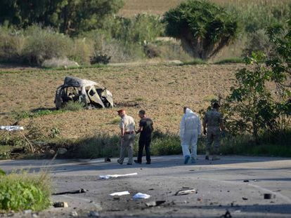 La policía y expertos forenses en el lugar de la explosión el 16 de octubre.
