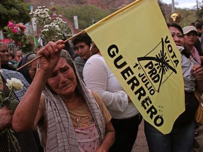 Un mujer llora en el funeral de la candidata Aid&eacute; Nava. 