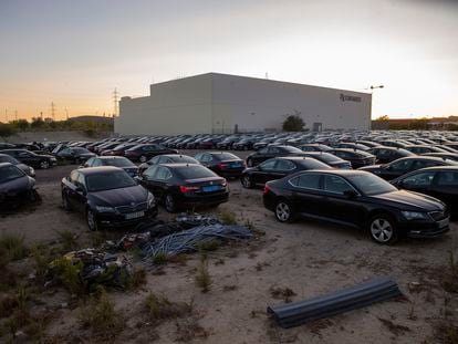 Cientos de coches de VTC del Grupo Auro aparcados este martes en su parking en un polígono de Vicálvaro en Madrid.