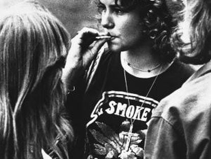 Una mujer fuma marihuana durante una protesta en la Universidad de Maryland en 1977.