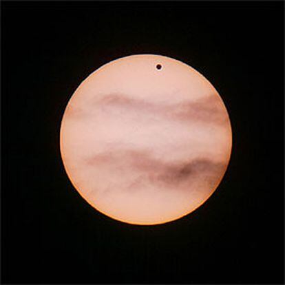 Venus se muestra en el fenómeno como un diminuto disco negro que recorre el Sol de oeste a este.