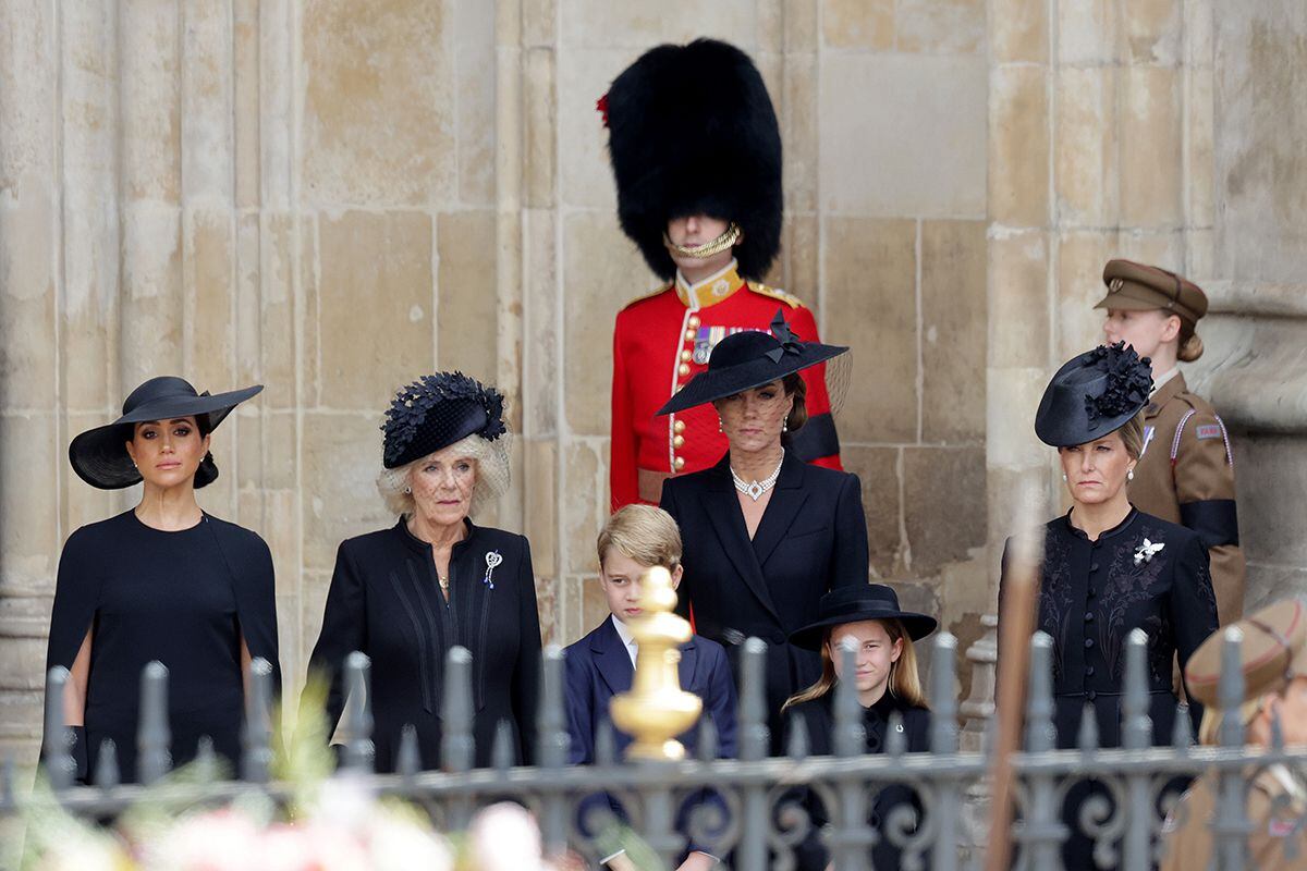 La duquesa de Sussex, la reina consorte Camila, el príncipe Jorge, la princesa de Gales, la princesa Carlota y la condesa de Wessex, a su salida del funeral.