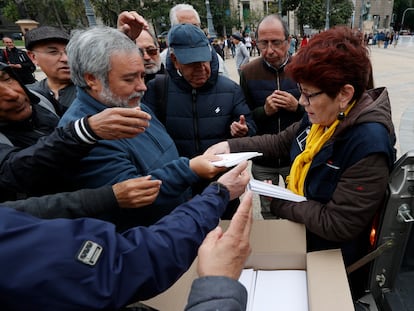 Una funcionaria reparte ejemplares de la propuesta de Constitución, el 17 de noviembre en Santiago (Chile).