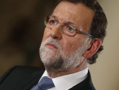 GRA093. MADRID, 26/12/2014.- El presidente del Gobierno, Mariano Rajoy, durante la rueda de prensa que ha ofrecido hoy en el Palacio de la Moncloa, tras el &uacute;ltimo Consejo de Ministros del a&ntilde;o, en la que ha asegurado que 2015 ser&aacute; el a&ntilde;o del &quot;despegue definitivo de la econom&iacute;a&quot; y puede ser incluso &quot;muy bueno&quot; desde el punto de vista econ&oacute;mico si se mantienen las condiciones favorables en cuanto a cambio del euro y precio de petr&oacute;leo. EFE/Javier Liz&oacute;n