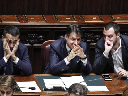 El primer ministro italiano, Giuseppe Conte, flanqueado por los viceprimeros ministros, Luigi di Maio y Matteo Salvini.