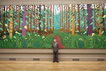 David Hockney, en la Royal Academy ante su obra <i>Llegada de la primavera a Woldgate, East Yorkshire en 2011 (veinte once).</i>