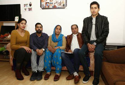 Balwant Singh, segundo por la derecha, su esposa y los tres hijos del matrimonio.