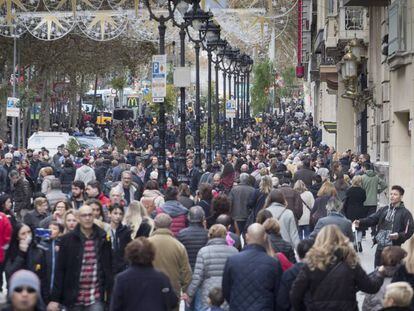 Aglomeración en Portal de l'Àngel este domingo.