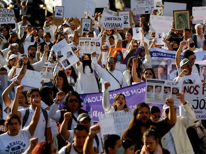 Ciudadanos marchan por la desaparición de José, Viviana, Daniela y Paola, en Guadalajara, estado de Jalisco (México), el 2 de enero.