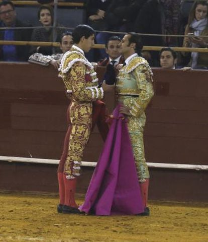 El torero Jim&eacute;nez Fortes brinda su tercer toro a David Mora, durante el segundo festejo de la feria de invierno de la Plaza de Vistalegre.