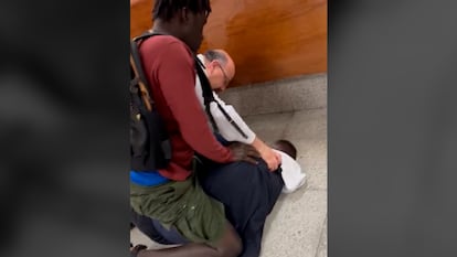 Momento en el que un joven senegalés redujo al asaltante.