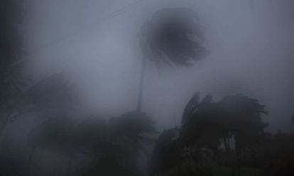 Forts vents i pluges a causa de l'huracà Matthew a prop de Baracoa (Cuba).
