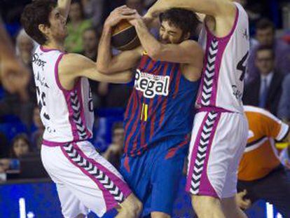 Juan Carlos Navarro lucha el balón con Paul Davis (derecha) y Joan Sastre, del Banca Cívica.