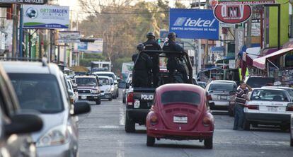 Miembros de la Polic&iacute;a Federal patrullan Apatzing&aacute;n (Michoac&aacute;n).