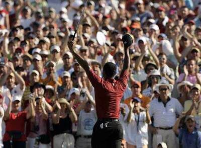 Tiger Woods festeja su victoria.