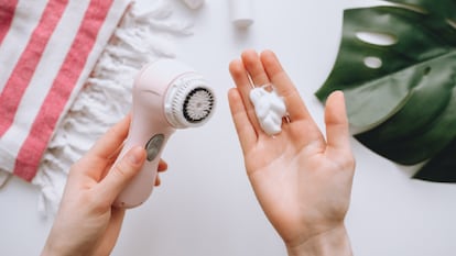 Los 'gadgets' para el cuidado personal son una excelente opción para regalar en Navidad a un amante de la belleza. GETTY IMAGES.