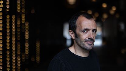 El escritor Isaac Rosa, ganador del Premio Biblioteca Breve de novela, en Barcelona, el 10 de marzo.