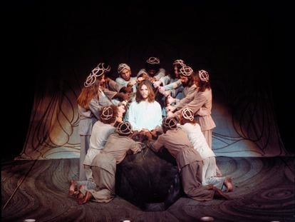 El actor Jeff Fenholt, como Jesús, rodeado por sus discípulos en el musical de Broadway 'Jesus Christ Superstar' (1971).