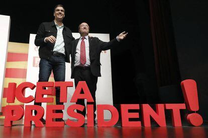 El l&iacute;der del PSOE, Pedro S&aacute;nchez, junto al candidato del PSC, Miquel Iceta, en un mitin de campa&ntilde;a. 