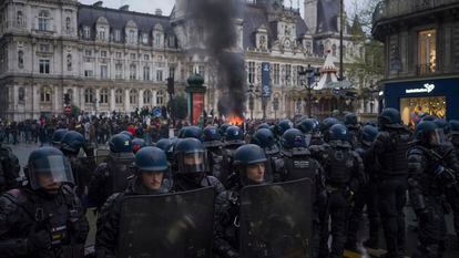 Miembros del cuerpo de gendarmería se preparaban para cargar contra los manifestantes el 14 de abril en París, mientras ardían barricadas.