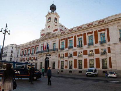 Transeúntes caminan por la Puerta del Sol, en Madrid 