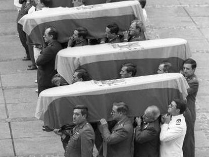 Los siete féretros, seis militares y un civil, muertos en los atentados de ETA en Madrid en junio de 1993. 