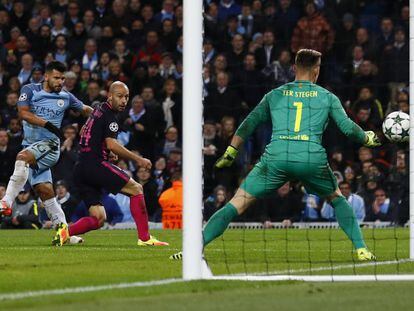 Agüero chuta a la portería de Ter Stegen ante la mirada de Mascherano.
