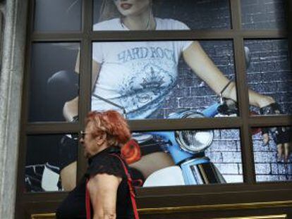 Una mujer camina por delante del Hard Rock Café de Madrid.