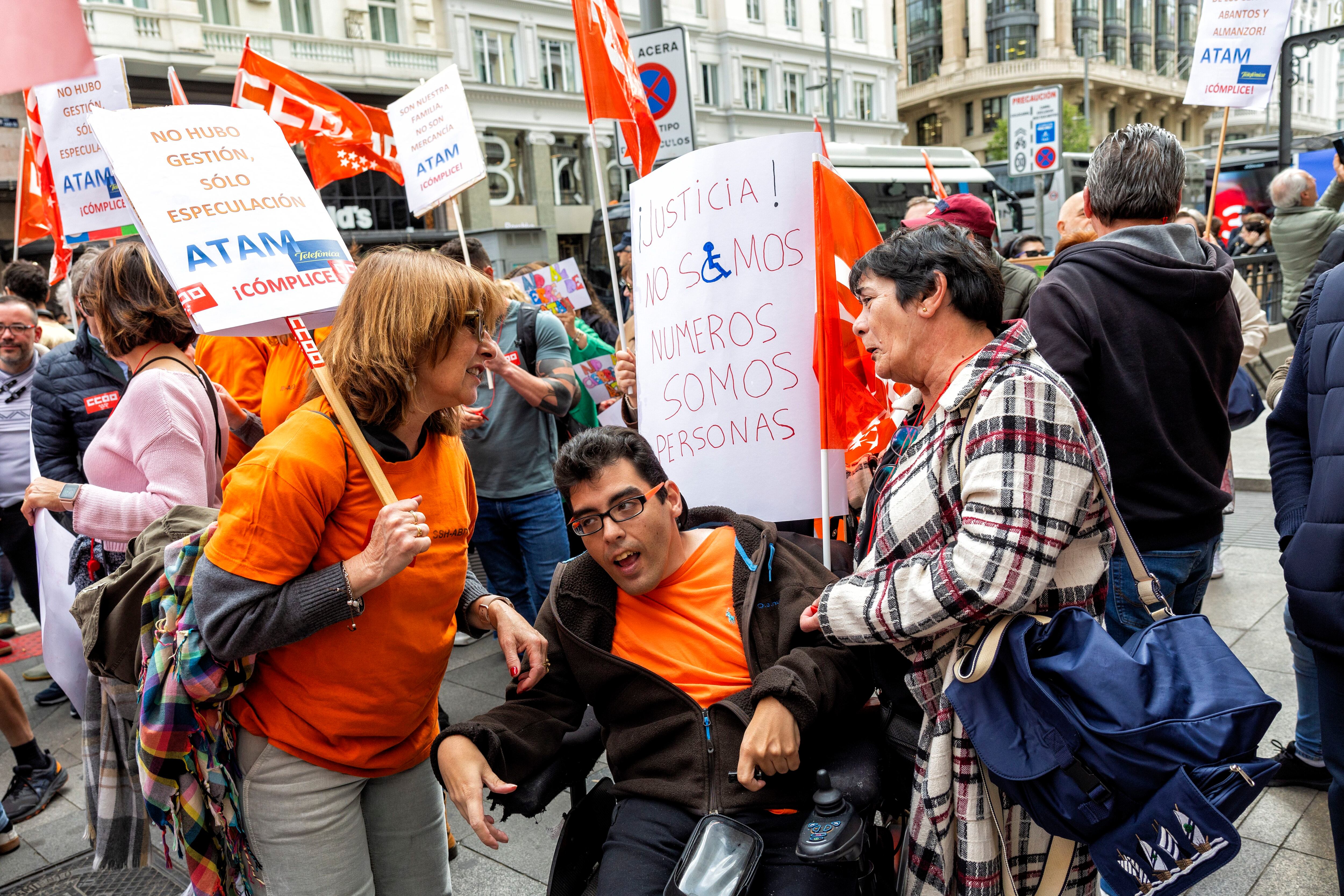 Manifestación frente a la sede de Telefónica en Gran Vía contra el cierre de los centros, el 25 de abril.
