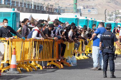 Un grupo de inmigrantes en el muelle de Arguineguín (Gran Canaria), este lunes.