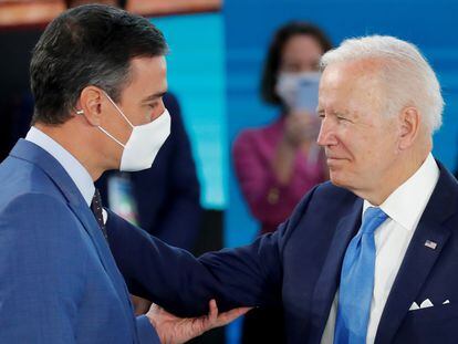 El presidente del Gobierno español, Pedro Sánchez (izquierda), saluda al de EE UU, Joe Biden, durante la última cumbre del G-20 en Roma.