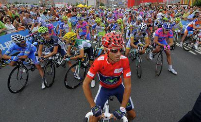 Alejandro Valverde (de rojo) y el resto del pelotón antes del inicio de la etapa.