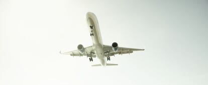 Un avi&oacute;n despega del aeropuerto de Lanzarote. 