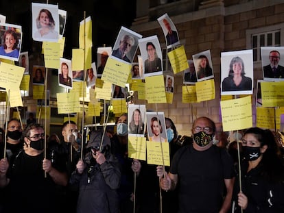 Manifestantes con pancartas con rostros de miembros del Parlamento catalán durante el tercer aniversario del referéndum independentista, el 1 de octubre de 2020.